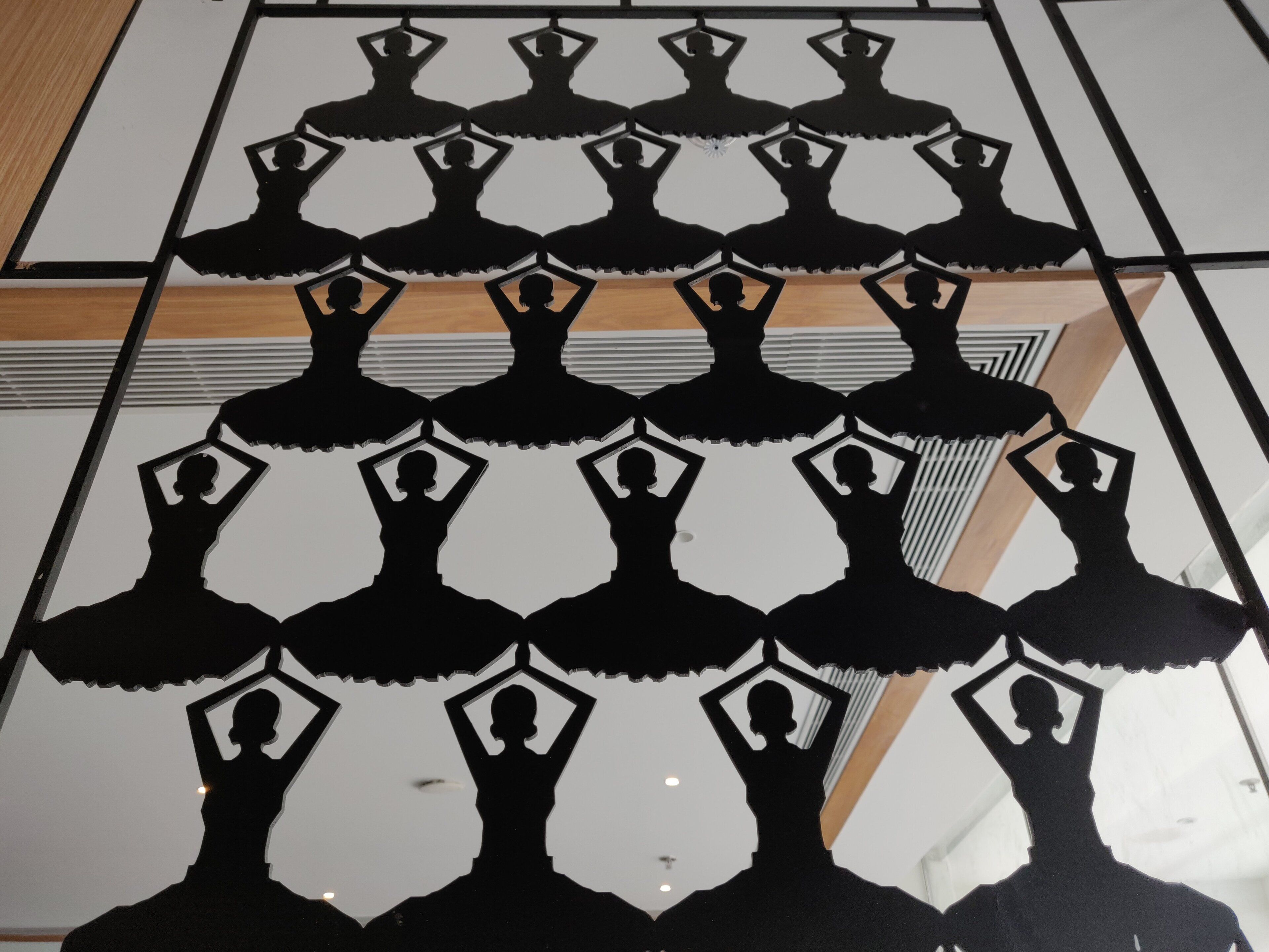 Een geometrisch patroon op een vloer met een herhalend silhouetontwerp.