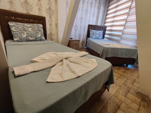 Habitación económica con 2 camas individuales | Ropa de cama de alta calidad, wifi gratis y ropa de cama 