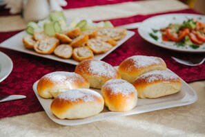 含每日吃到飽早餐