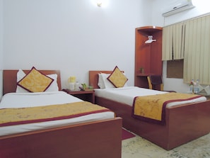 18 bedrooms, in-room safe, desk, free WiFi