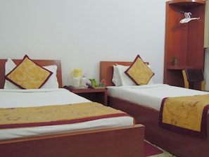 Deluxe Double Room, 2 Twin Beds | 18 bedrooms, in-room safe, desk, free WiFi