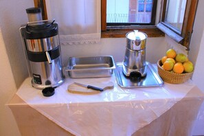 Parrilla de estufa, tetera eléctrica, periquera y utensilios de cocina