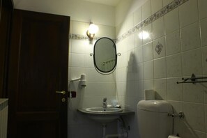 Regadera, amenidades de baño gratuitas, secadora de cabello, bidet