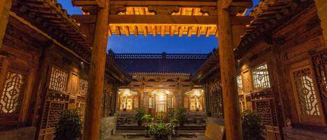 Voorkant accommodatie - avond/nacht