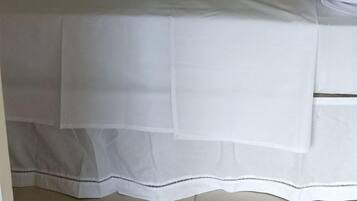 Minibar, decoración personalizada, muebles diferentes y escritorio