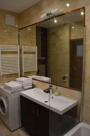 Exclusive Apartment, 1 Bedroom | Bathroom | Combined shower/tub, deep soaking tub, rainfall showerhead - J&K Apartaments (Warsaw)