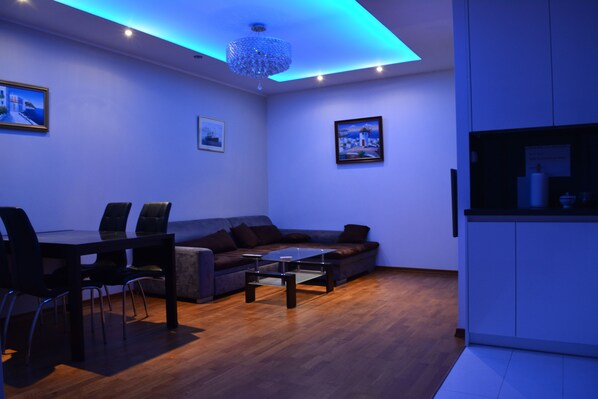 Flat-screen TV - J&K Apartaments (Warsaw)