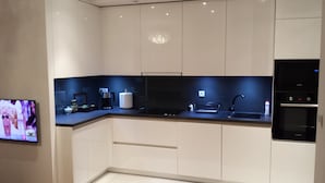 Exclusive Apartment, 1 Bedroom | Private kitchenette | Full-sized fridge, microwave, oven, stovetop - J&K Apartaments (Warsaw)