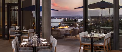 2 restaurants, breakfast, lunch, dinner served; American cuisine