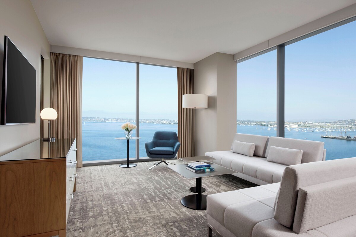 Suite, 1 kingsize-seng, hjørnerom (Watefront) | Sengetøy av topp kvalitet, minibar, safe på rommet og skrivebord