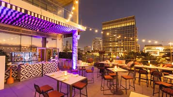 2 restaurants; breakfast, lunch, dinner and brunch served