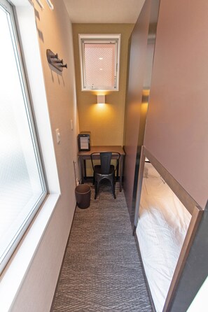 In-room safe, desk, laptop workspace, free WiFi - Grandouce Kamata I - Hostel, Caters to Men (Tokyo)