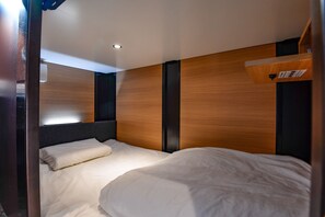 Shared Dormitory, Men only | Peti besi dalam bilik, meja, ruang kerja komputer riba, Wi-fi percuma 