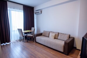 Appartement, 2 chambres | Coin séjour | Télévision à écran plat