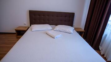 Iron/ironing board, bed sheets, wheelchair access