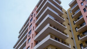 A multi-story hotel with a reception area at the ground level. - Beach Vibe Apartments  Summerland Mamaia (Constanta)