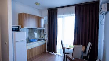 Iron/ironing board, bed sheets, wheelchair access