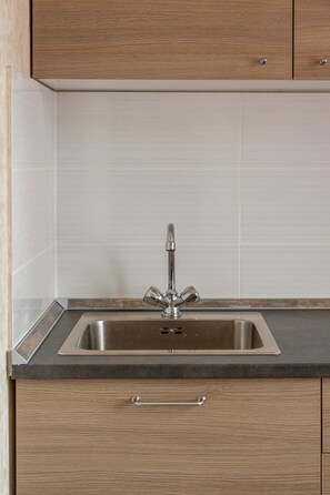 基本公寓, 1 張標準雙人床, 城市景觀 | 私人廚房 | 電冰箱、微波爐、爐台、咖啡機/沖茶器