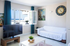 Luksusleilighet | Oppholdsområde | En 30-tommers Flatskjerm-TV med digitale kanaler samt TV