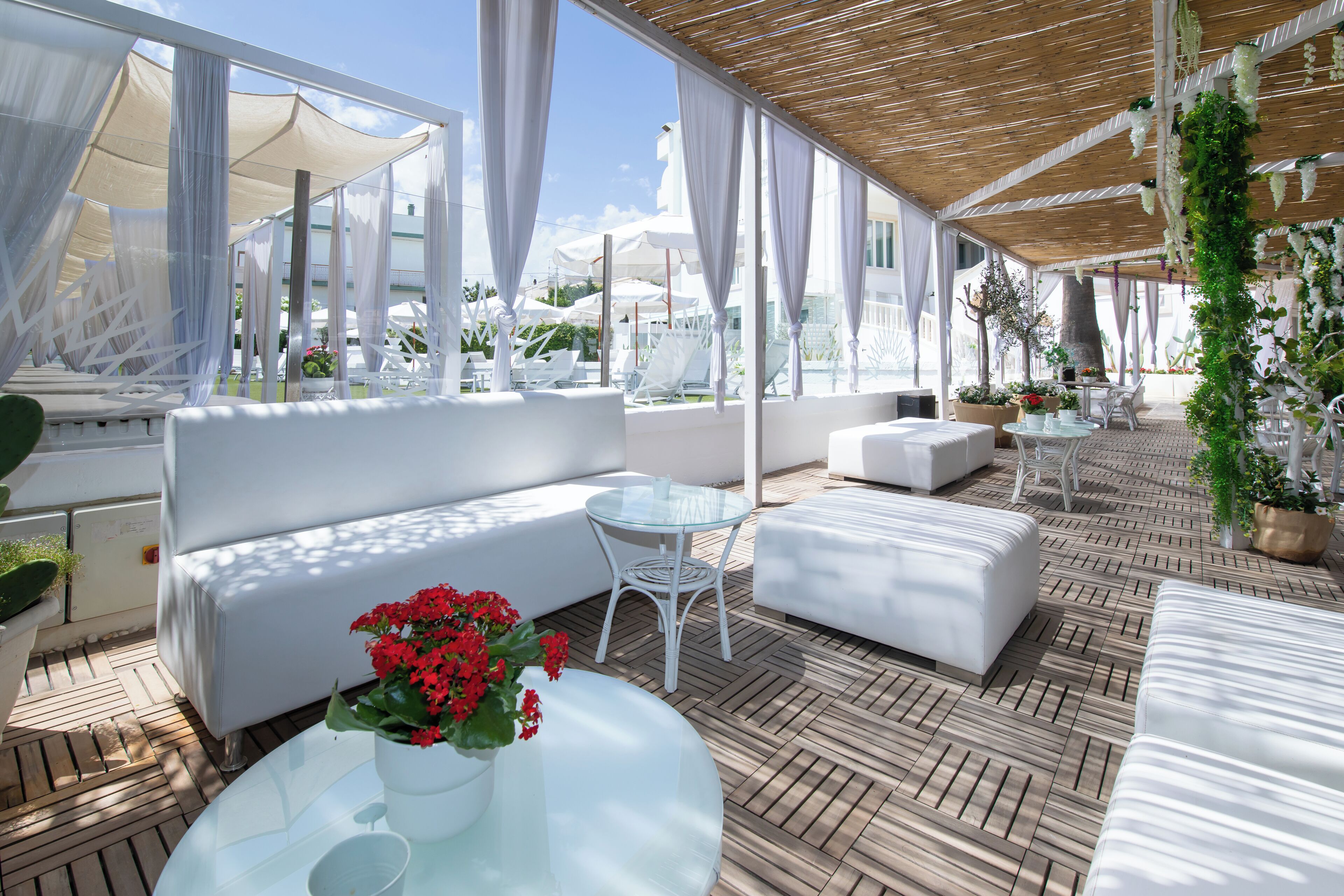 Piscina externa sazonal, funciona das 9h às 18h30, espreguiçadeiras