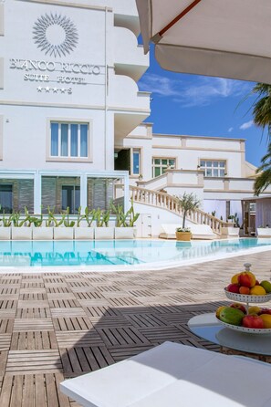 Seasonal outdoor pool, open 9:00 AM to 6:30 PM, sun loungers - Bianco Riccio Suite Hotel (Fasano)