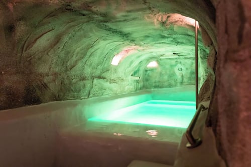 Een sauna, een bubbelbad, een stoombad, lichaamsbehandelingen