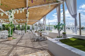 Piscina externa sazonal, funciona das 9h às 18h30, espreguiçadeiras
