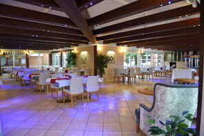 Breakfast (EUR 10.00 per person)