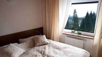Business Duplex | In-room safe, blackout drapes, free WiFi, bed sheets