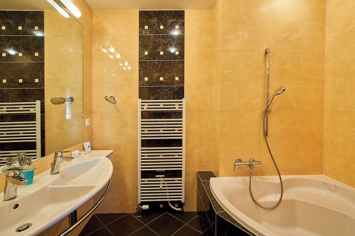 deluxe double room, hill view | bathroom | free toiletries, hair dryer, towels