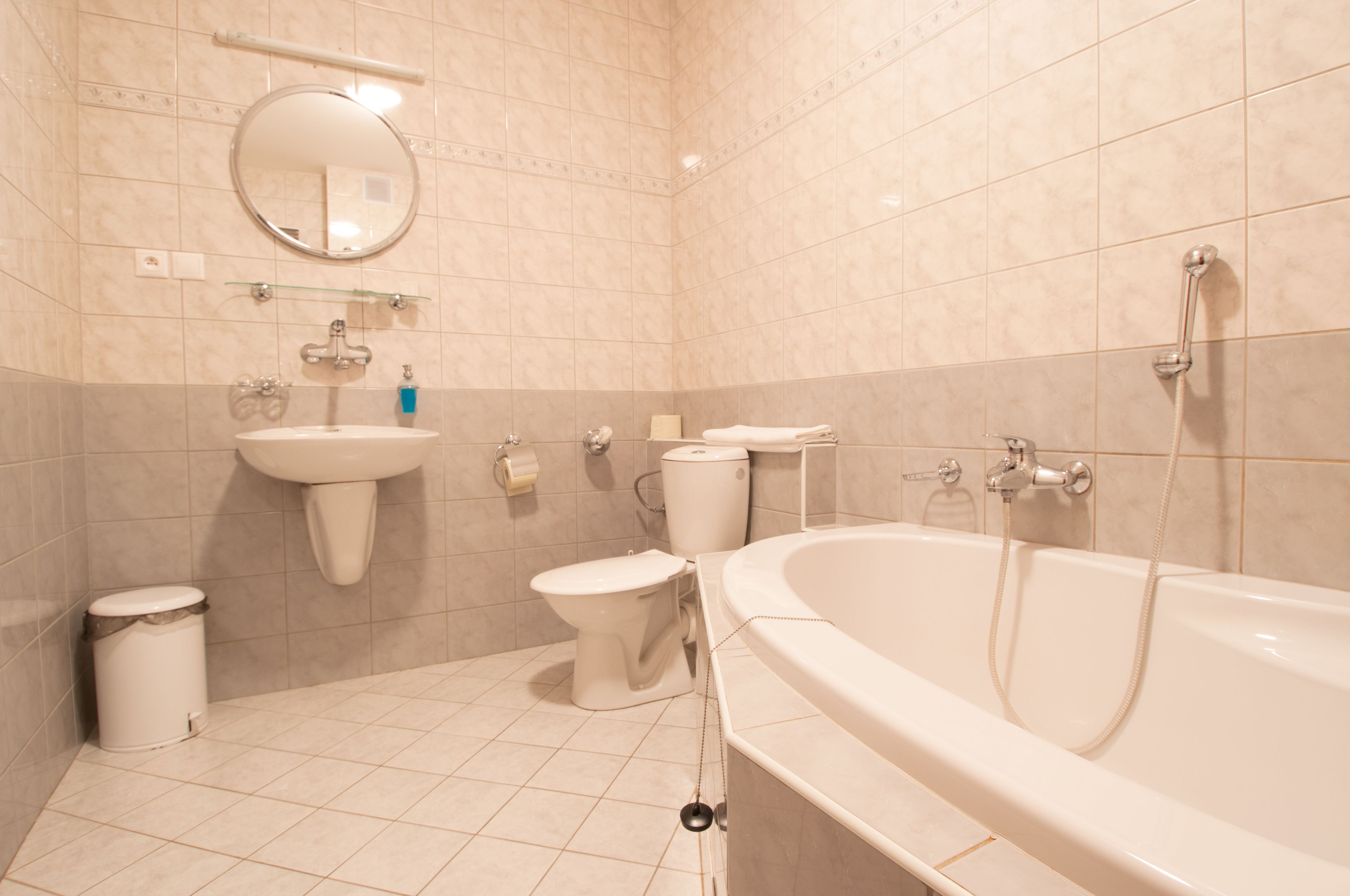 Un baño moderno con lavamanos, inodoro y bañera.