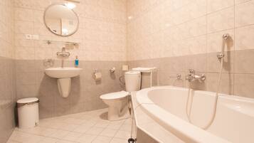 Un baño moderno con lavamanos, inodoro y bañera.