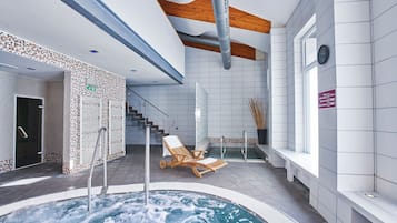 Indoor spa tub