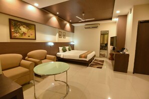 Habitación superior, 1 cama Queen size, para no fumadores | Ropa de cama hipoalergénica y caja de seguridad en la habitación