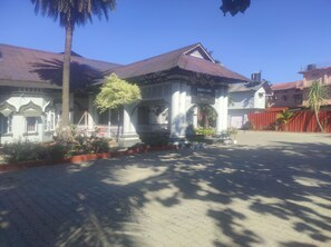 Vista frontal de la propiedad