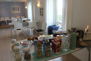 Esmorzar diari d'estil bufet (110 DKK per persona)