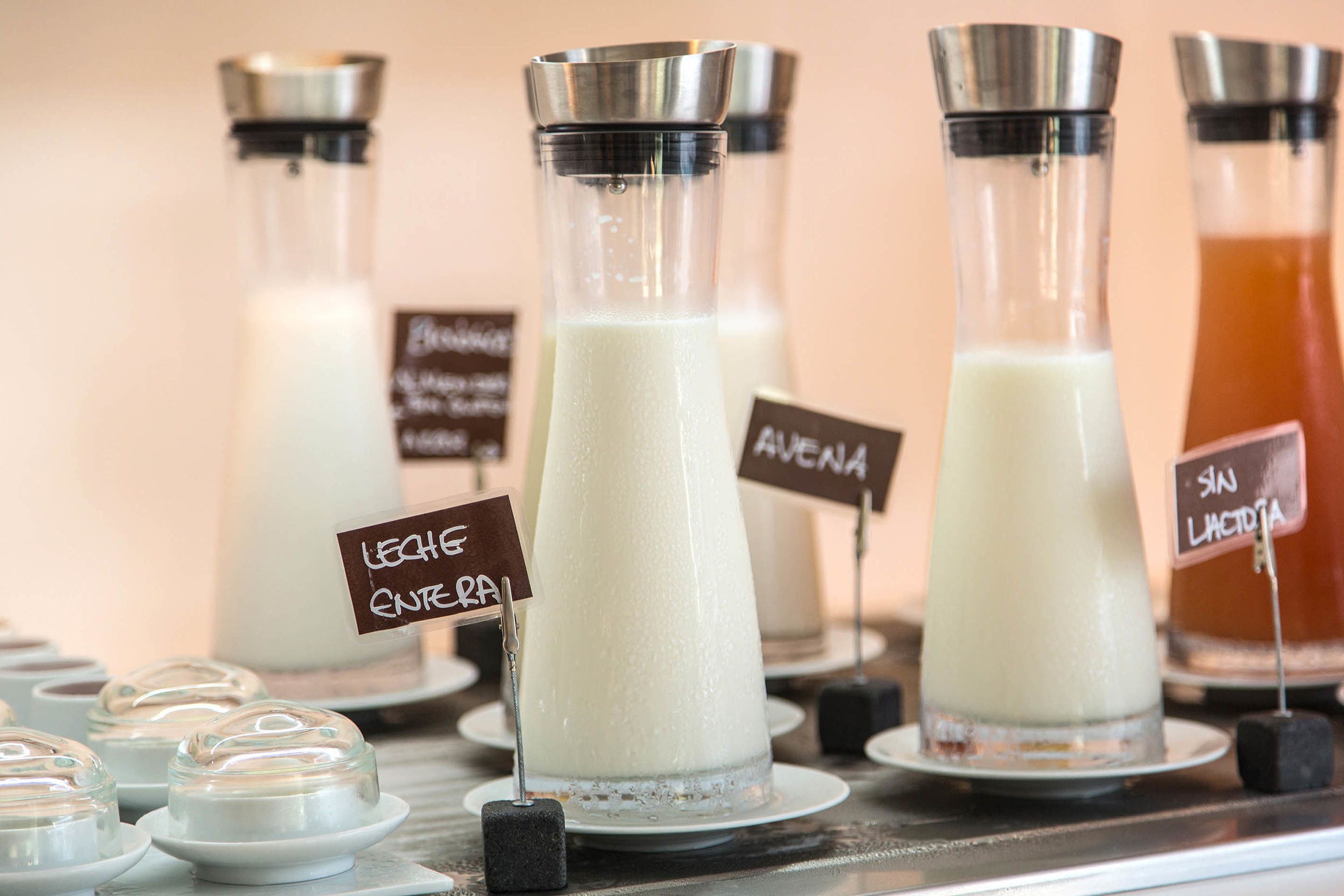 Varias botellas de leche mostrando etiquetas con distintos tipos.