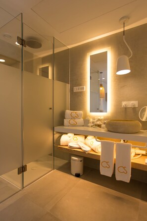 Regadera, amenidades de baño gratuitas, secadora de cabello, batas 