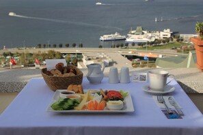 Petit déjeuner, déjeuner et dîner servis sur place