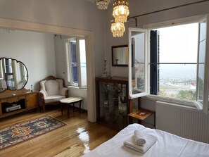 مكتب وستائر تعتيم وتجهيزات عازلة للصوت ومكواة/لوح كي