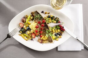 朝食、ランチ、ディナーに営業