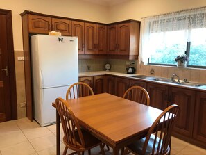 Family House, Multiple Beds, Non Smoking | Private kitchen - Adelaide holiday home (Para Vista)