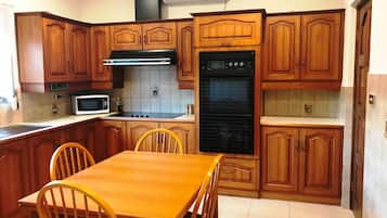Family House, Multiple Beds, Non Smoking | Private kitchen | Fridge, microwave, oven, stovetop