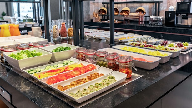 A buffet with various food items and beverages. - NH Mannheim (Mannheim)