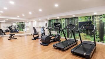Een moderne sportschool met loopbanden, elliptische trainers en krachtherinneringen.