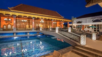 Outdoor pool, sun loungers