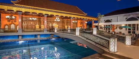 Outdoor pool, sun loungers