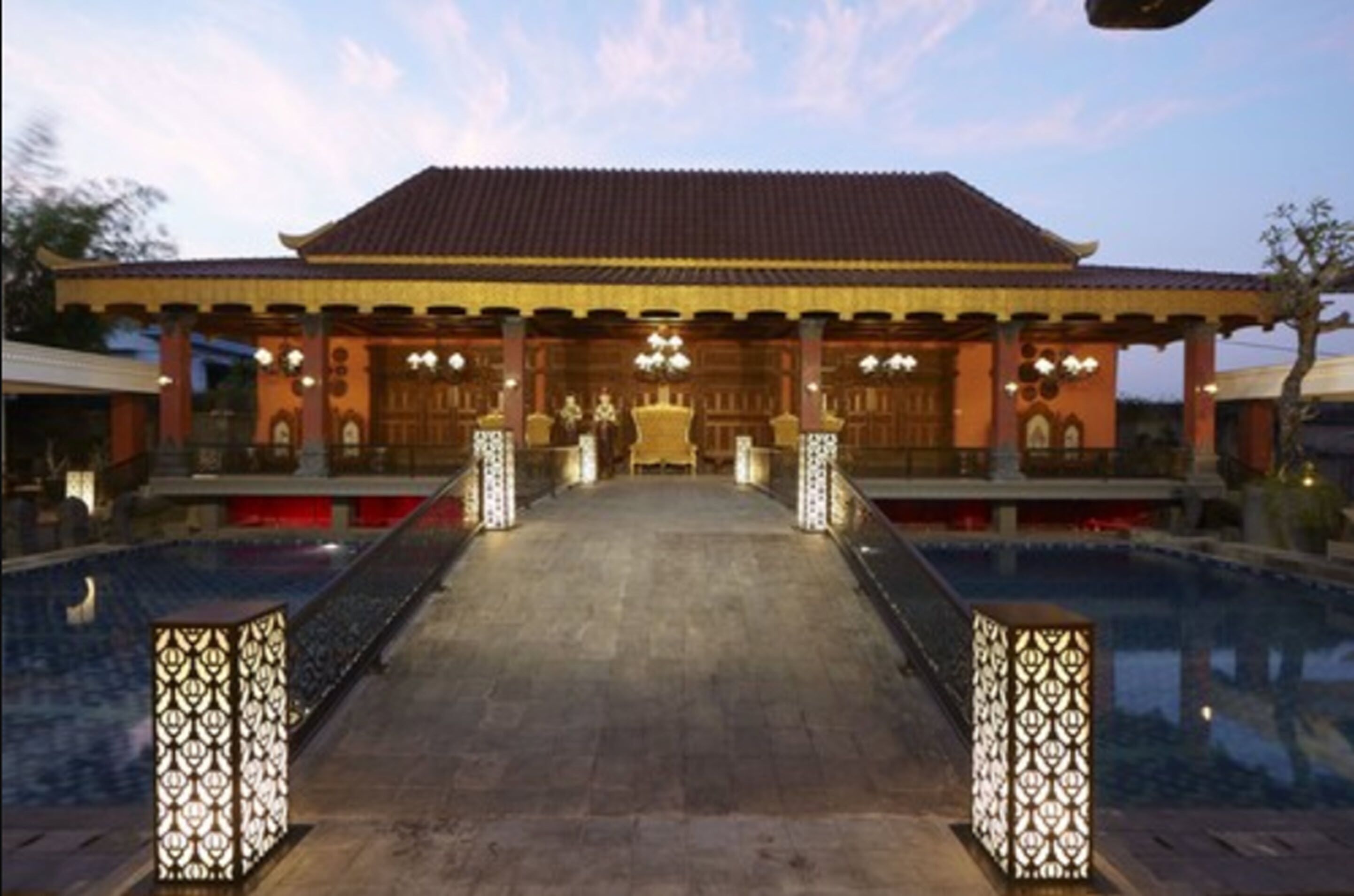Un edificio tradicional con tejado de tejas, un patio central y una piscina.