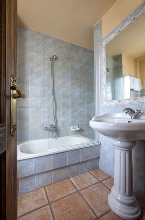 Deep soaking tub, free toiletries, hair dryer, towels