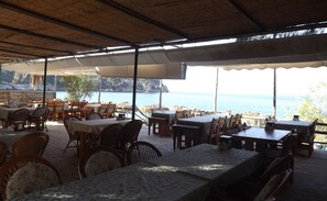 Mittagessen und Abendessen, Blick auf den Strand 